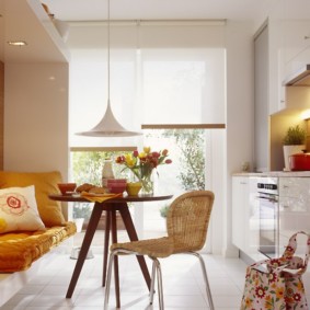 Stores enrouleurs sur la fenêtre de la cuisine