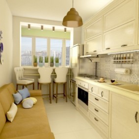 Assiettes décoratives peintes sur le mur de la cuisine