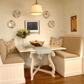 Table de cuisine avec pieds bouclés