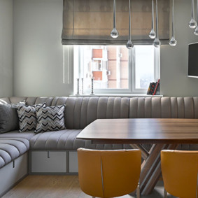 Rideau romain sur le canapé d'angle