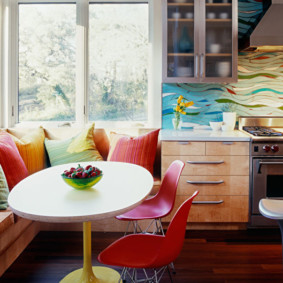 Oreillers multicolores sur un canapé d'angle