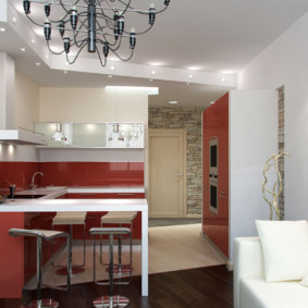 Cuisine moderne avec canapé blanc.