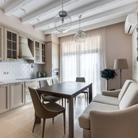 Poutres en bois au plafond de la cuisine