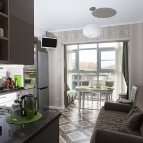 Cuisine avec coin repas sur le balcon