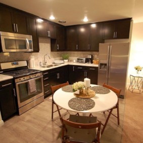 Round napkins on the dining table