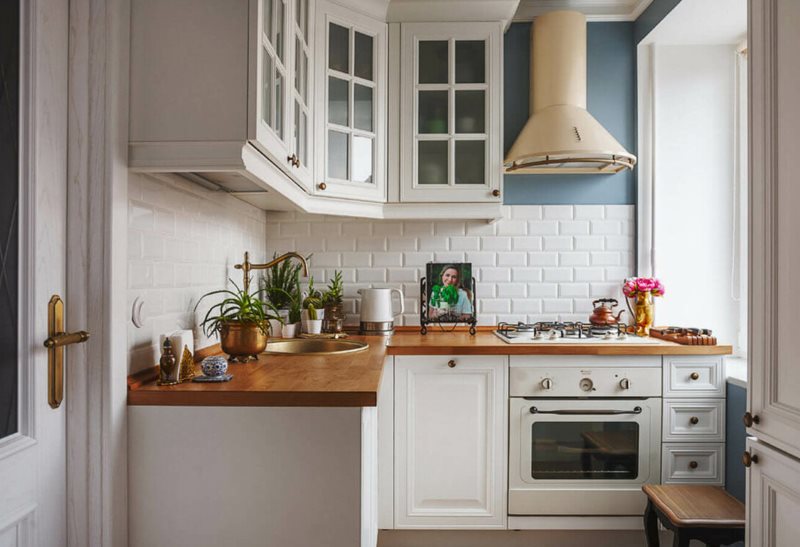 Cuisine d'angle provençale avec plan de travail en bois