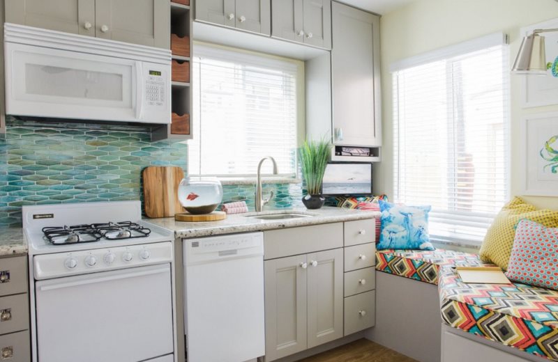 Cuisine avec canapé dans une maison privée