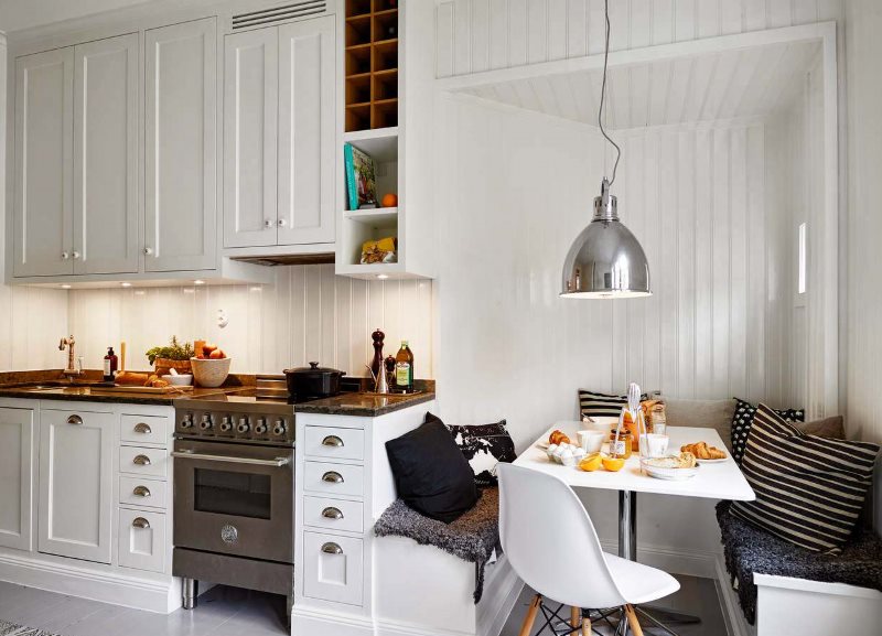 Coin cuisine avec bancs confortables