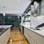 Ευρύχωρη κουζίνα με κεραμικό πάτωμα