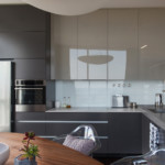 Γυαλιστές πρόσοψεις ενός κομψού ακουστικού