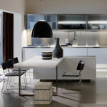 Μαύρη σακούλα στην κουζίνα με λευκά έπιπλα