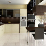 Respaldos negros de sillas de cocina