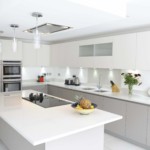 Cocina en forma de L con una isla blanca