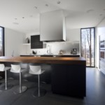 Campana de isla en una gran cocina