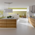 Muebles de cocina con fachadas de madera.