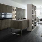 La superficie oscura del piso de tablones