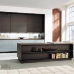 Muebles de color marrón oscuro en una habitación grande.