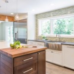 Área de trabajo de cocina cerca de la ventana en una casa privada