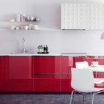 Muebles rojos en una cocina de estilo minimalista.