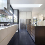 Piso de cerámica oscura