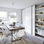 Armario corredizo para guardar utensilios de cocina.