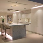 Iluminación decorativa en el interior de la cocina.