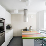 La superficie rayada de la isla de la cocina.