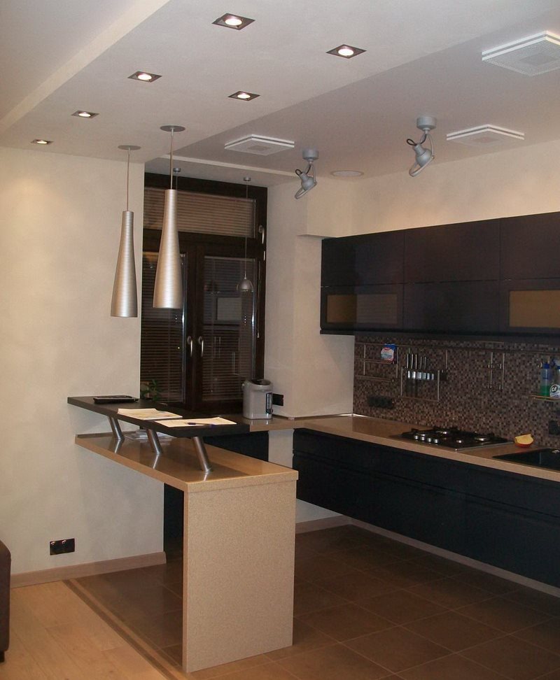 Luzes quadradas no teto da cozinha