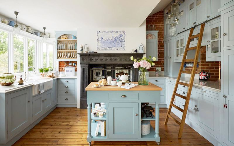 บันไดไม้ในห้องครัวพร้อมตู้สูง