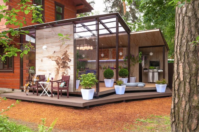 Μοντέρνα καλοκαιρινή κουζίνα κοντά στο σπίτι της ξυλείας