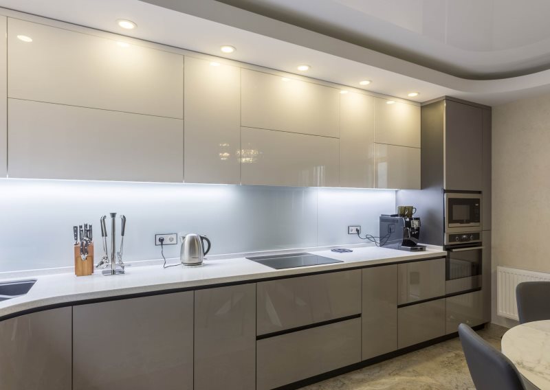 Bucătărie completă cu fațete lucioase de culoare cafea-lapte