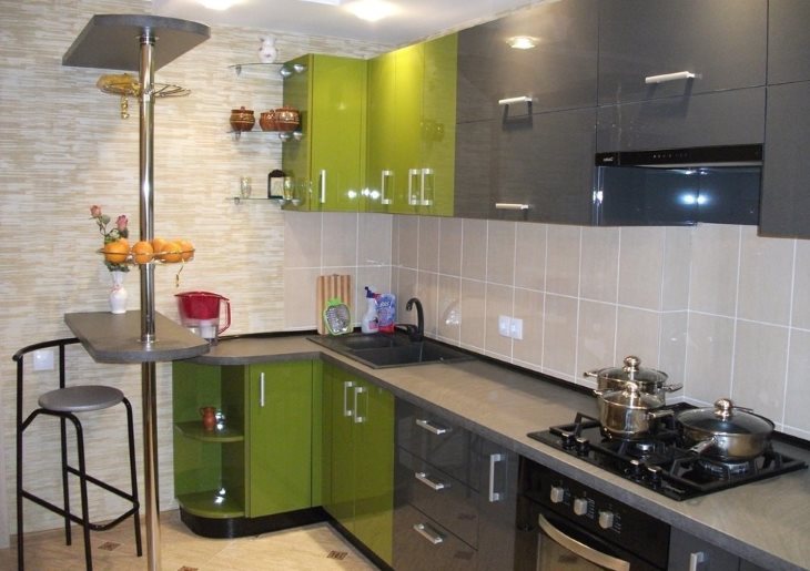 Petite cuisine avec bar petit déjeuner