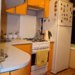 Réfrigérateur blanc à la fin du casque avec façades orange