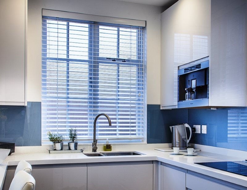 Blinds στο παράθυρο μιας μικρής υψηλής τεχνολογίας κουζίνα
