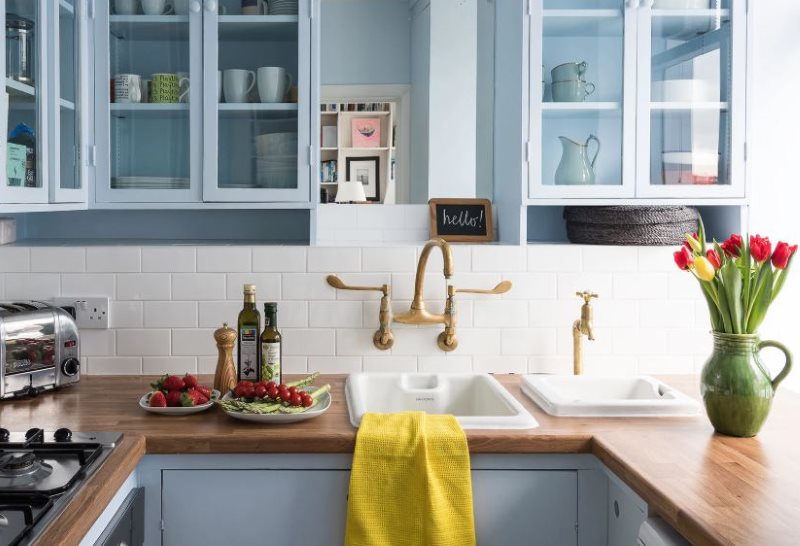 Ζήστε τις τουλίπες σε μια ξύλινη επιφάνεια εργασίας κουζίνας