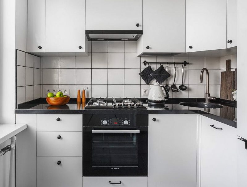 Μαύρο επιτραπέζιο σε λευκό σετ ακουστικών σκανδιναβικού στυλ