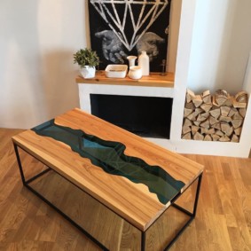 Mesa de madera en un marco de un tubo de perfil