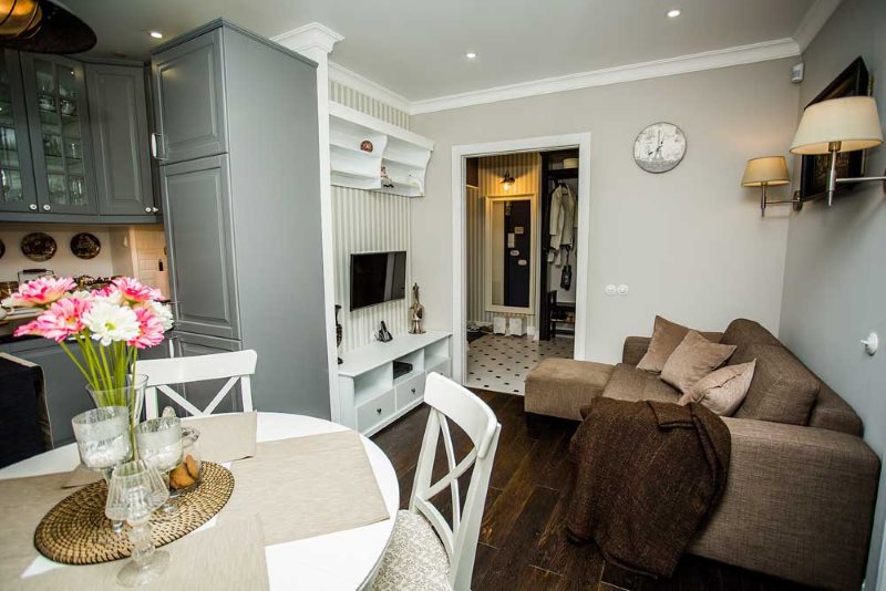 Armários cinza na cozinha rústica, sala de estar