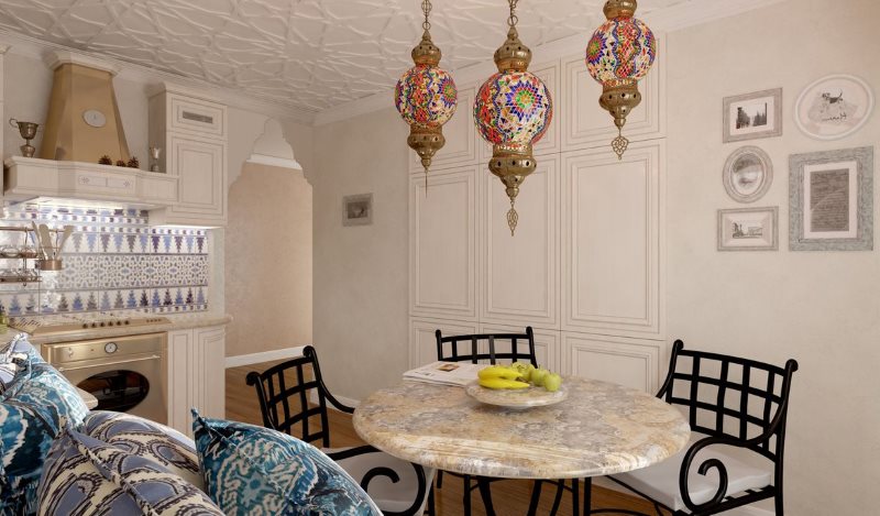 Cocina luminosa con paredes pintadas en estilo oriental.