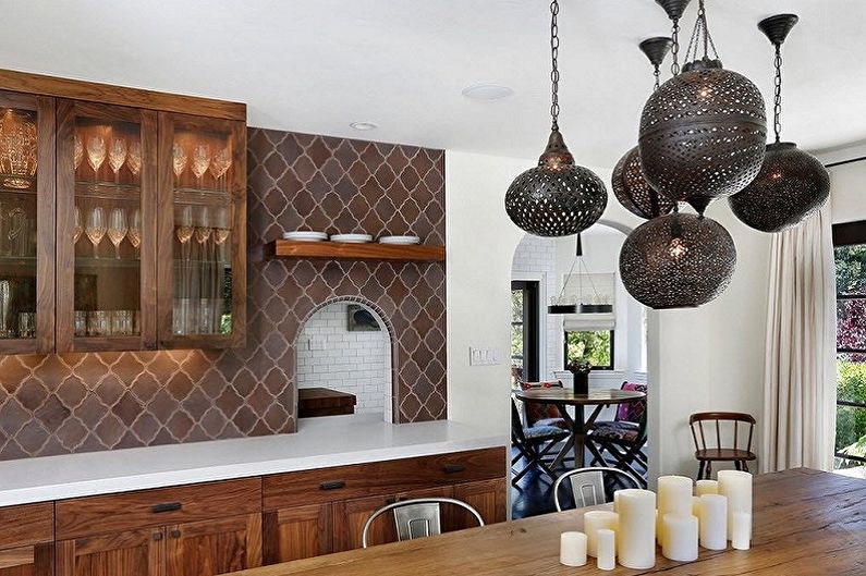 Luces oscuras de metal en el techo de la cocina blanca