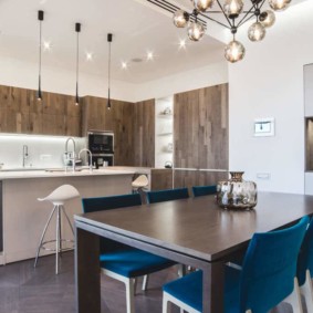 Blauwe stoelen in de eetkamer van de keuken