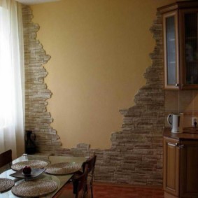 Decorando a parede da cozinha com pedra artificial