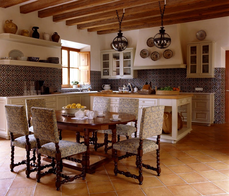 Azulejos de piedra cerámica en el piso de la cocina oriental.