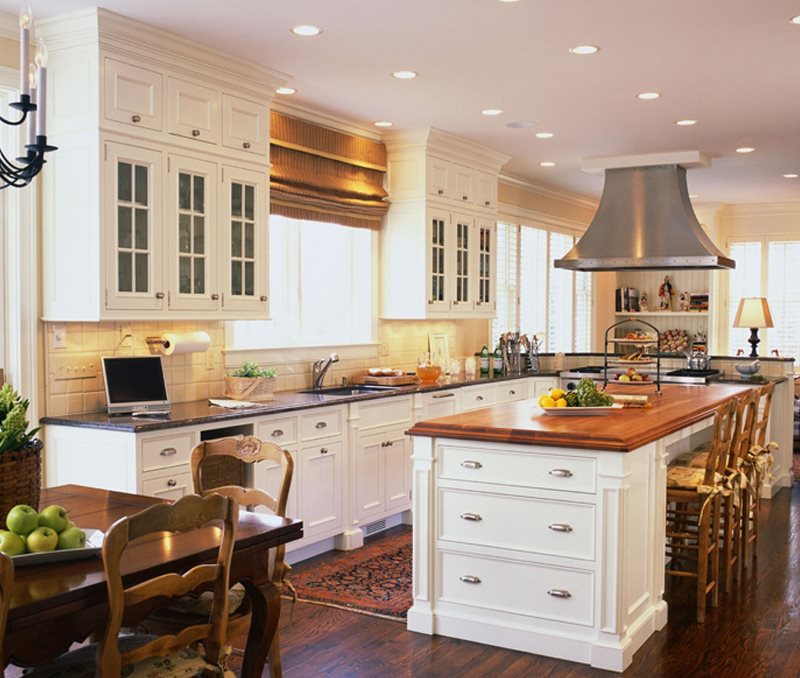 Treo tủ lên trần nhà bếp với rèm Roman