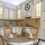 Table ronde avec plateau en bois