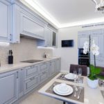 Orchidées blanches sur la table de la cuisine