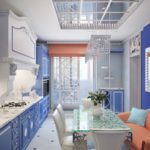 Grand miroir à l'intérieur de la cuisine