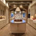 Agencement parallèle de la cuisine avec l'îlot