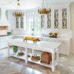 Table en bois avec pieds sculptés