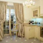 Rideaux avec grappins sur la porte de la cuisine